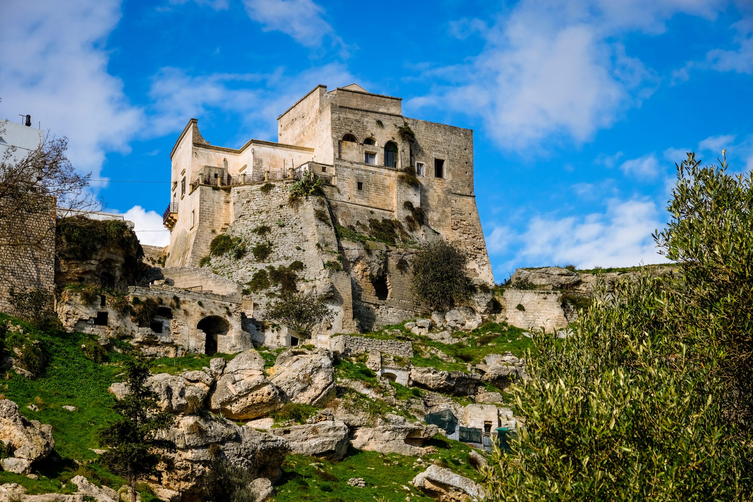 Il Castello di Ginosa sulla gravina
